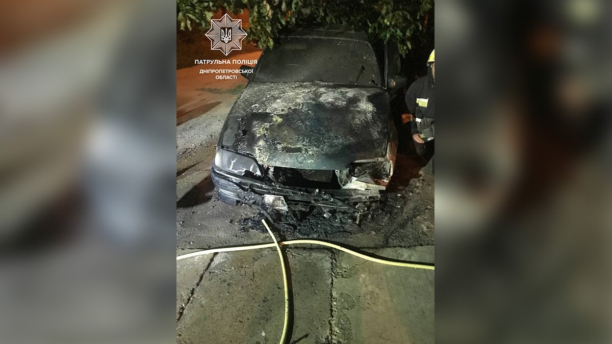 В Днепре на Марии Приймаченко двое мужчин подожгли Opel из-за конфликта с владельцем