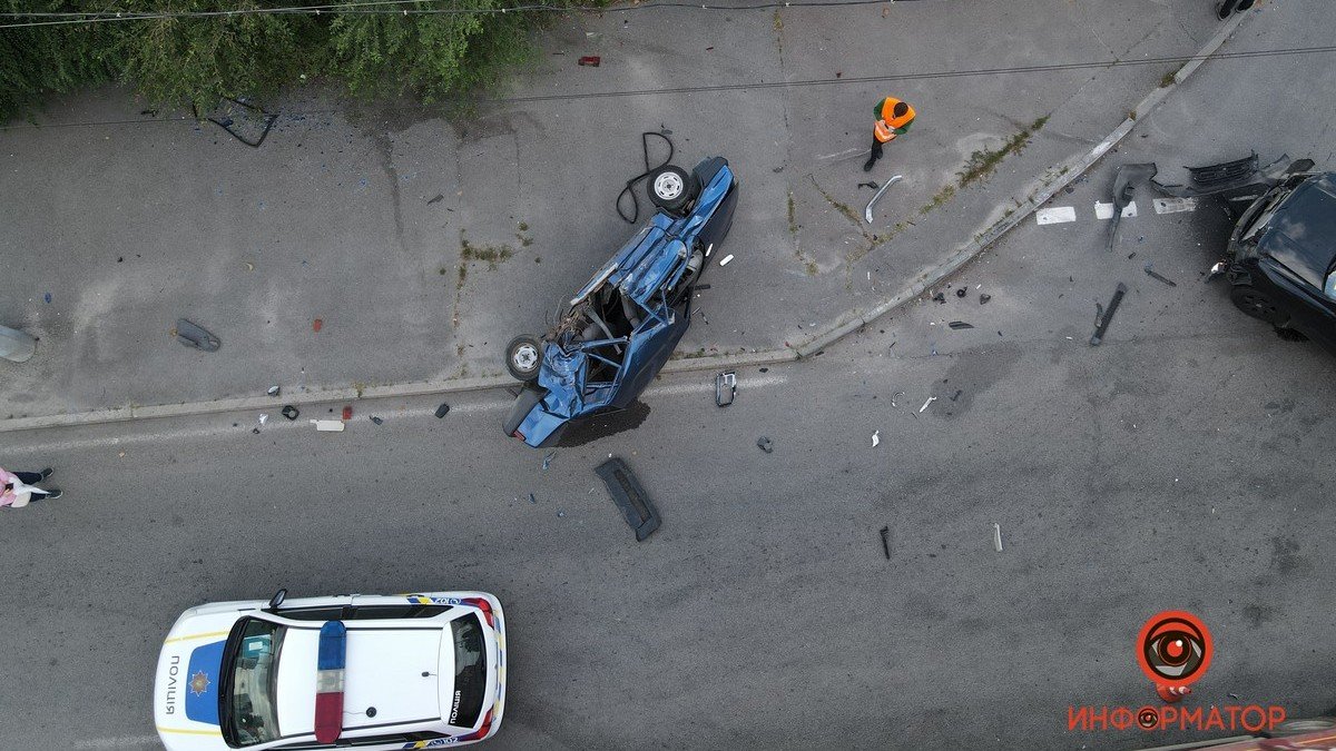 В Днепре на Слобожанском проспекте ВАЗ столкнулся с Honda и перевернулся: пострадал мужчина