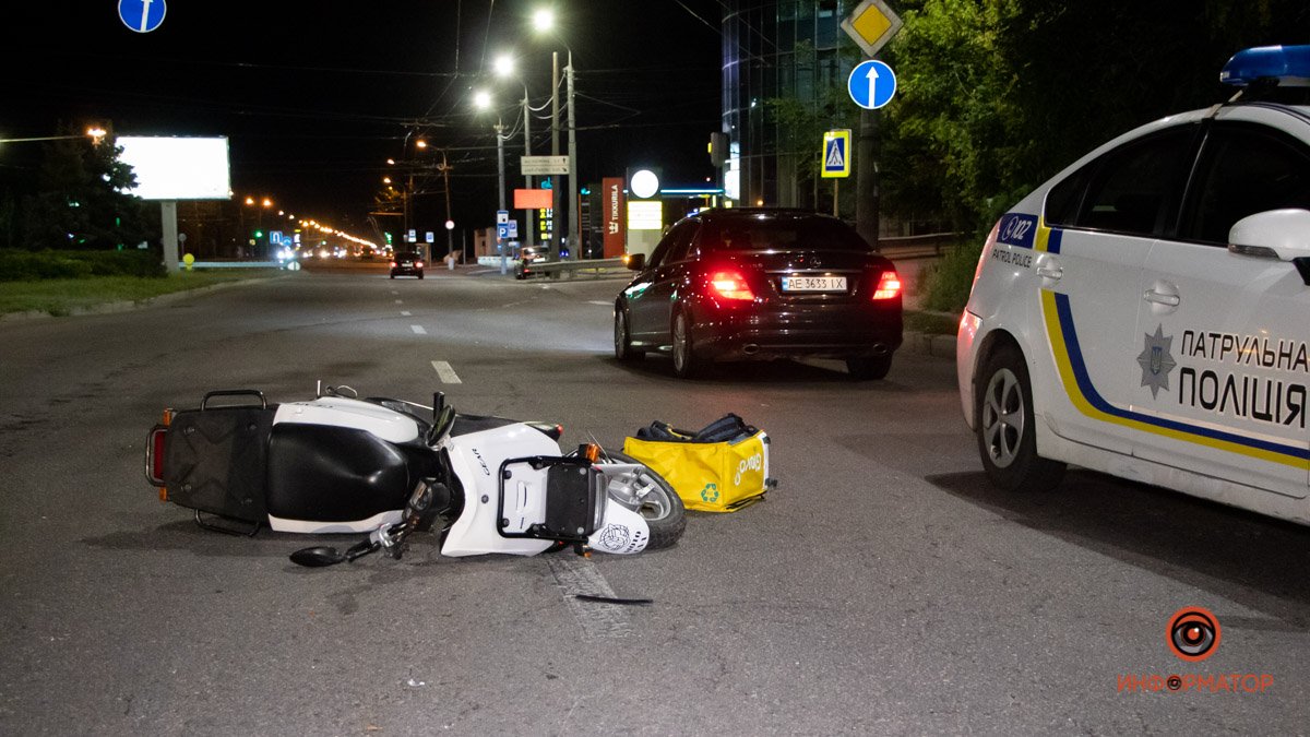 Днепре на Набережной Победы столкнулись Mercedes и курьер Glovo на скутере: мужчину забрала скорая
