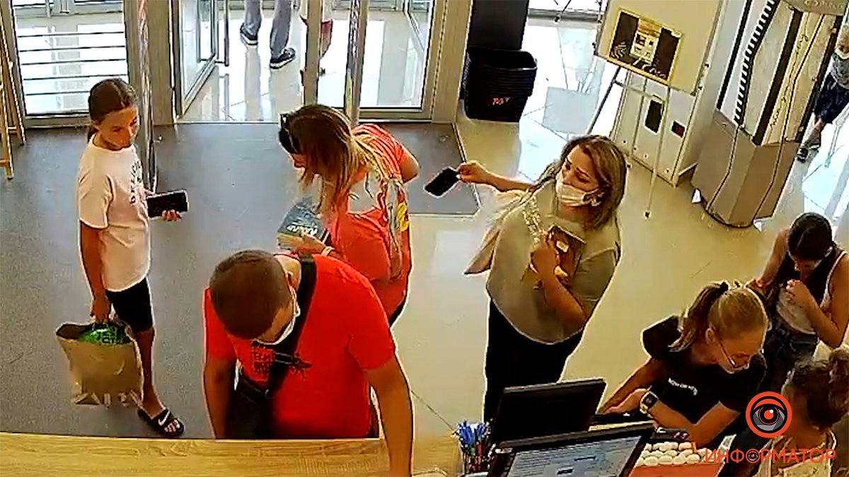 В Днепре в магазине «Акварель» у покупателей за три дня украли 6 мобильных телефонов: видео