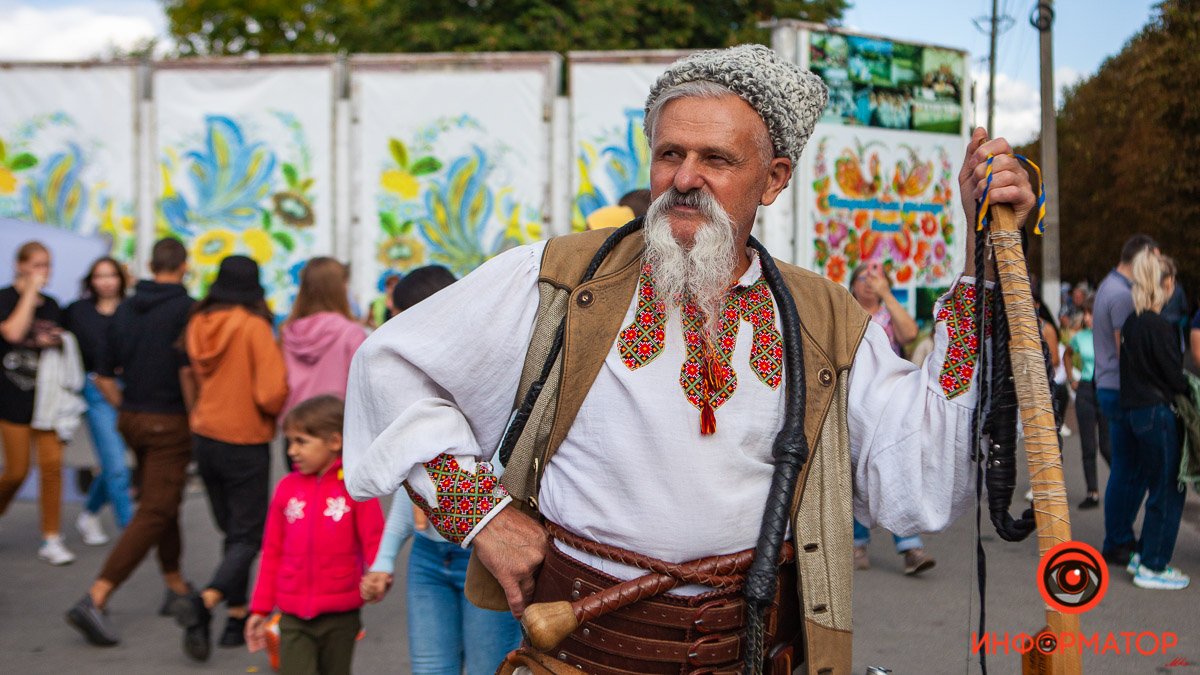 В Днепропетровской области прошел этнофестиваль-ярмарка "Петриківський дивоцвіт 2021": как это было
