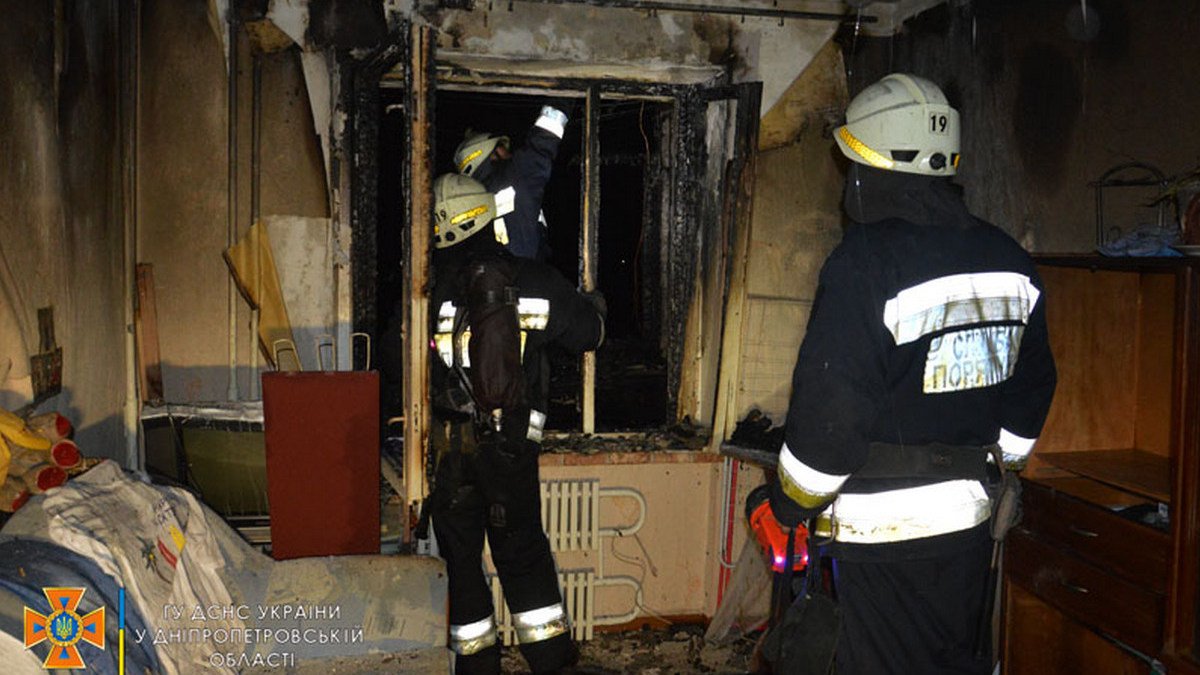 В Днепре на жилмассиве Тополь-2 горела квартира: женщину забрала скорая