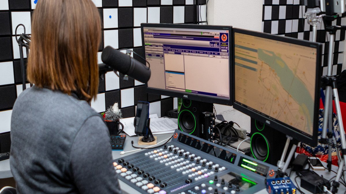 В Днепре временно не работает радиостанция Informator FM: в чем причина