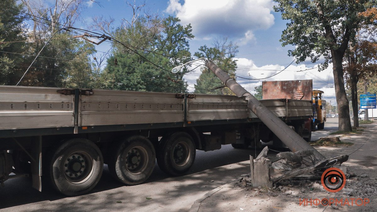 В Днепре на 12-м квартале столб упал на КамАЗ: электротранспорт не ходит, проезд перекрыт