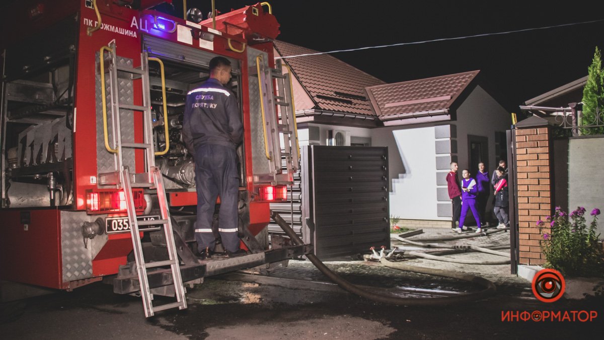 В Днепре в Таромском случился пожар в частном доме: сгорело 2 сарая и летняя кухня