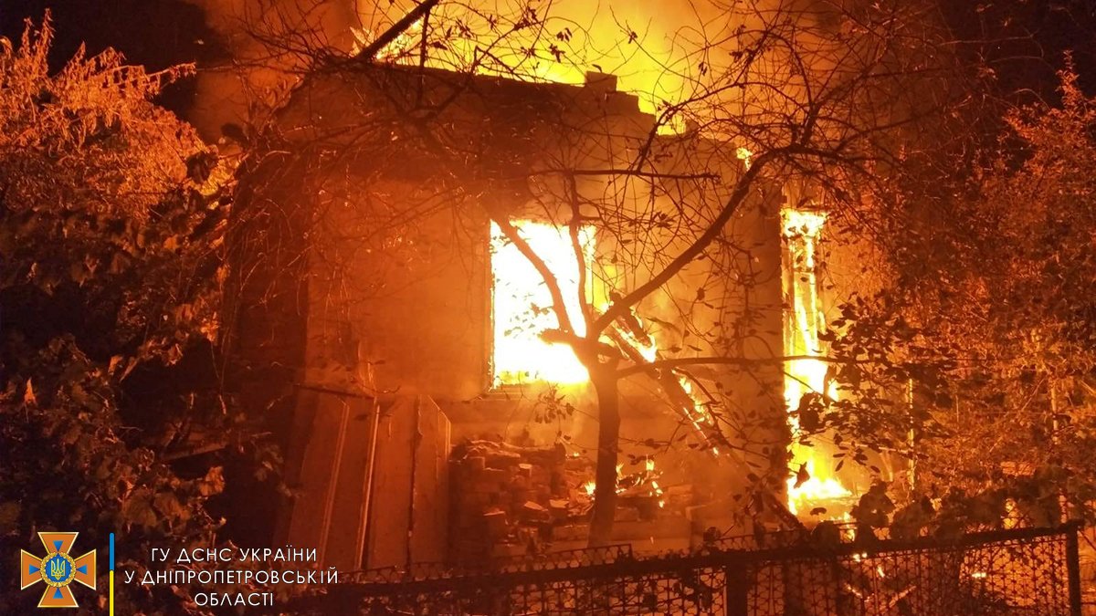 В Новомосковске практически полностью сгорел дом: дымом окутало всю улицу