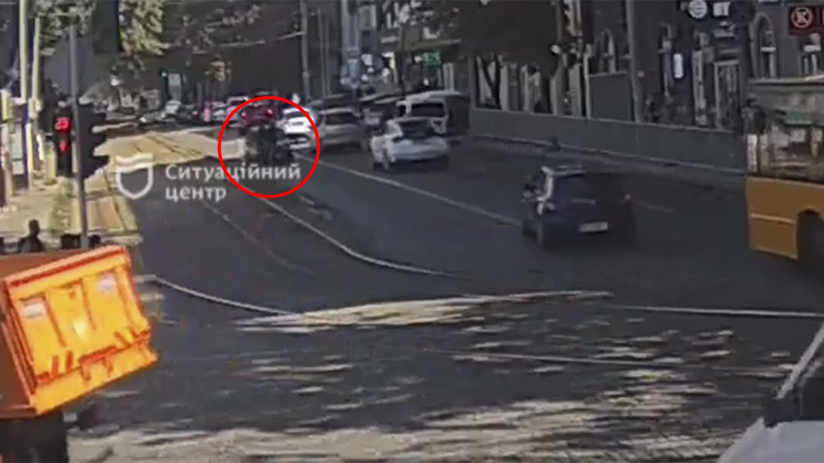 На Гагарина ВАЗ наехал на пешеходов, которые переходили дорогу в неположенном месте: видео момента