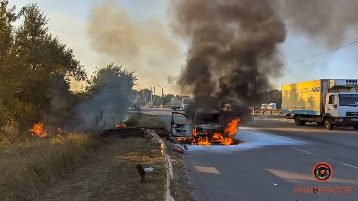 На выезде из Днепра полыхает Renault: огонь перебросился на траву