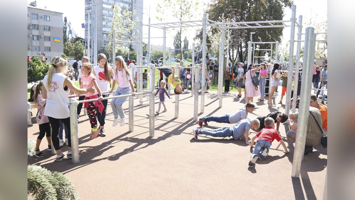 Семейный выходной: тысячи днепрян отмечают День города в новом сквере на Слобожанском проспекте