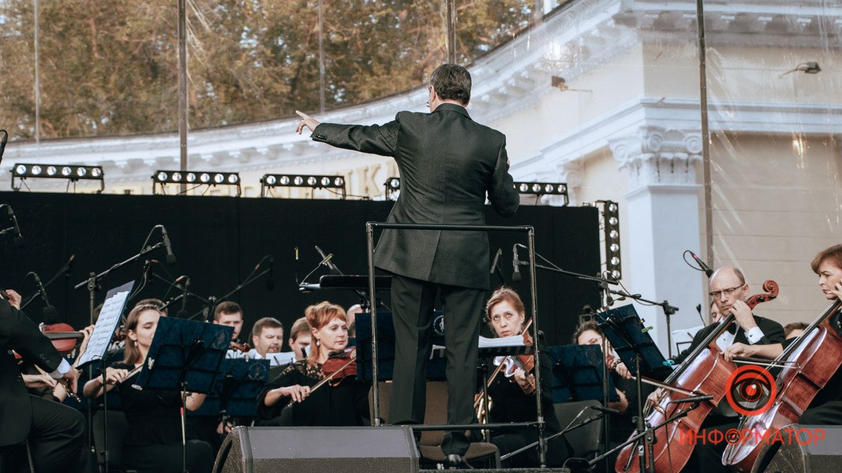 В Днепре на площади Шевченко проходит концерт классической музыки: ищи себя на фото