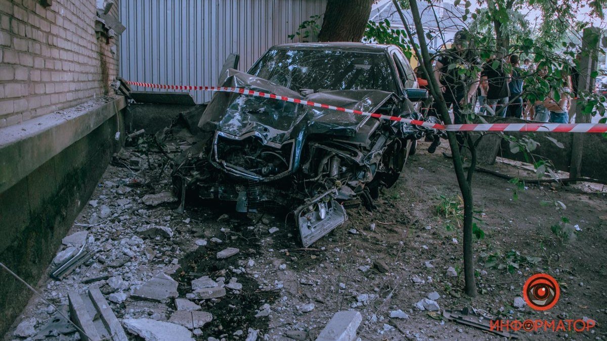 В Днепре на Калиновой Mercedes сбил пешеходов, снес светофор и врезался в дом: четверо пострадавших