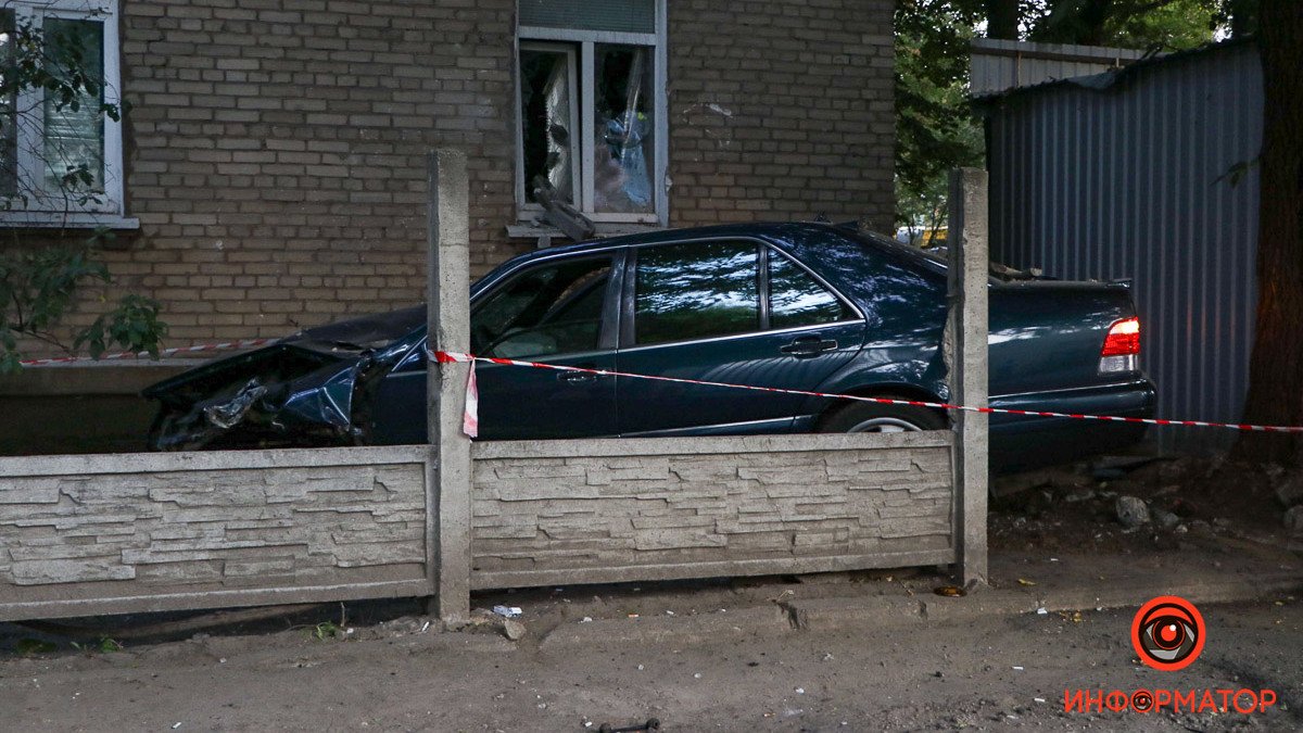 В Днепре на Калиновой Mercedes столкнулся с Mitsubishi, сбил пешеходов, снес светофор и врезался в дом: видео момента