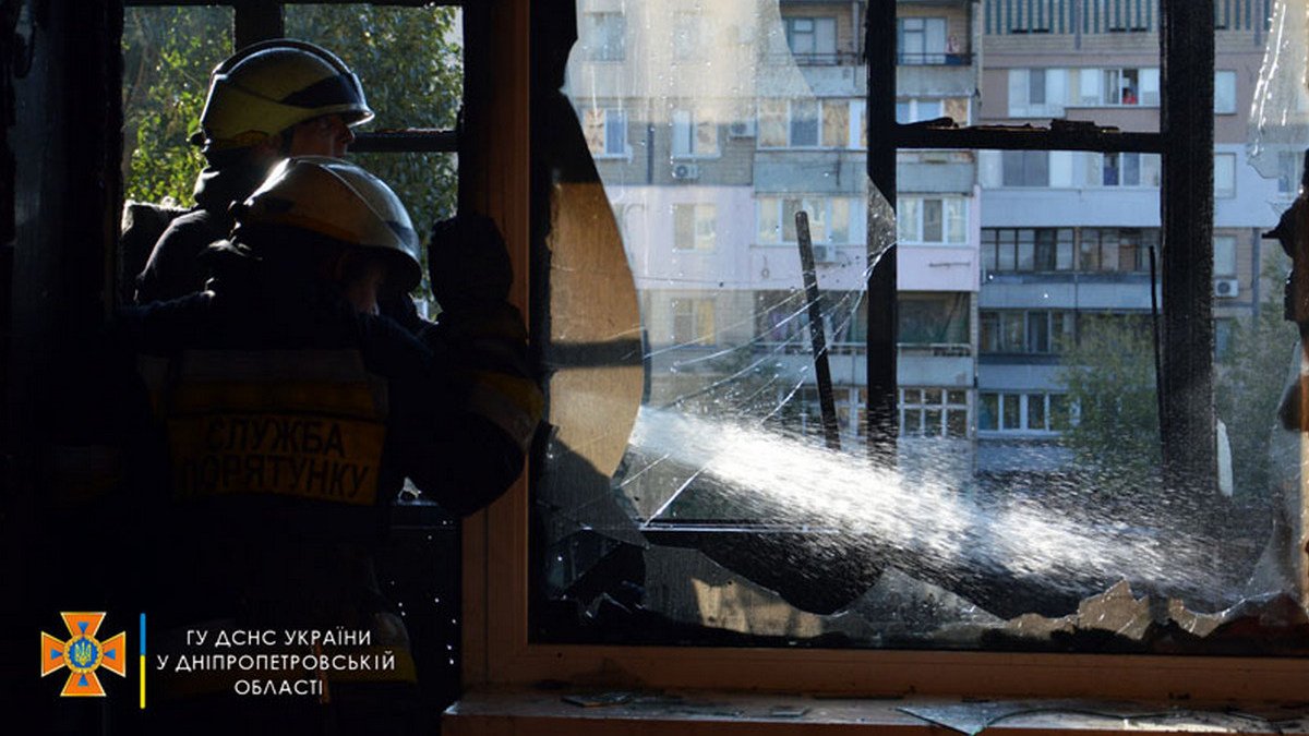 В Днепре на Решетиловской горел балкон квартиры: огонь перекинулся еще на три этажа