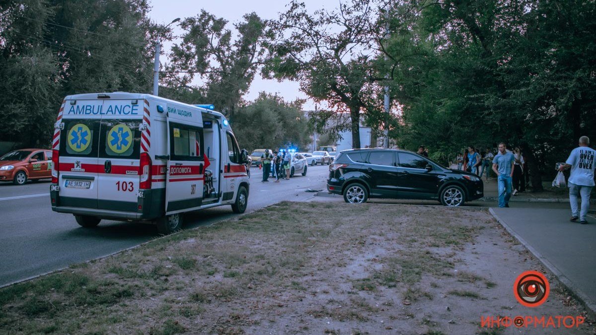 В Днепре на Калиновой Mercedes столкнулся с Mitsubishi и сбил пешеходов: состояние пострадавших