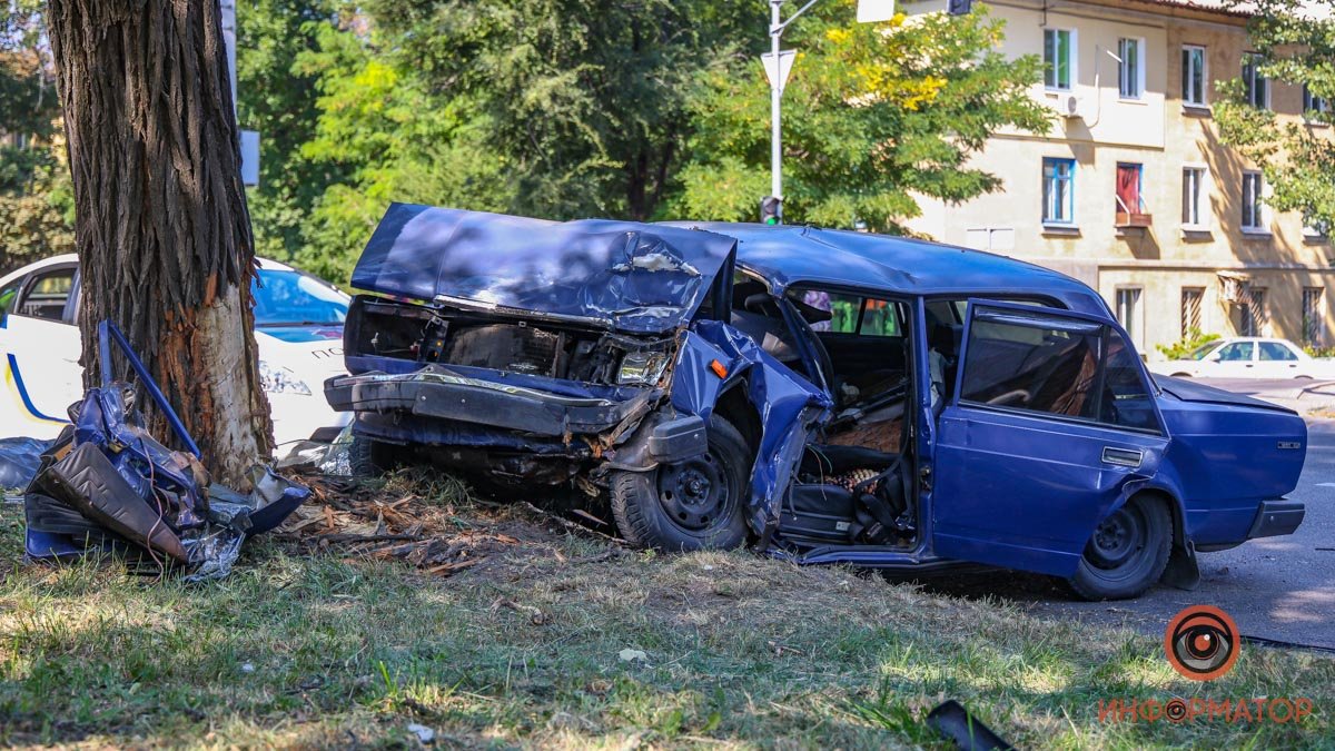 В Днепре на Криворожской ВАЗ влетел в дерево: водитель погиб