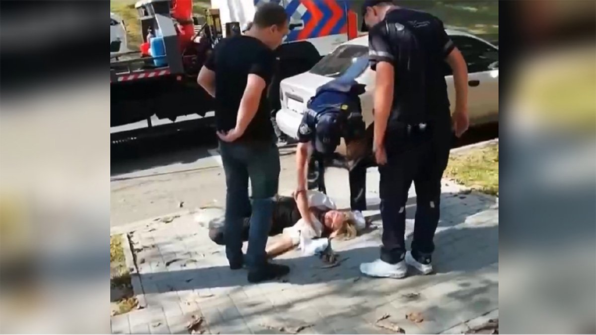 В Днепре водительница Mazda упала в обморок когда увидела, как эвакуируют ее авто