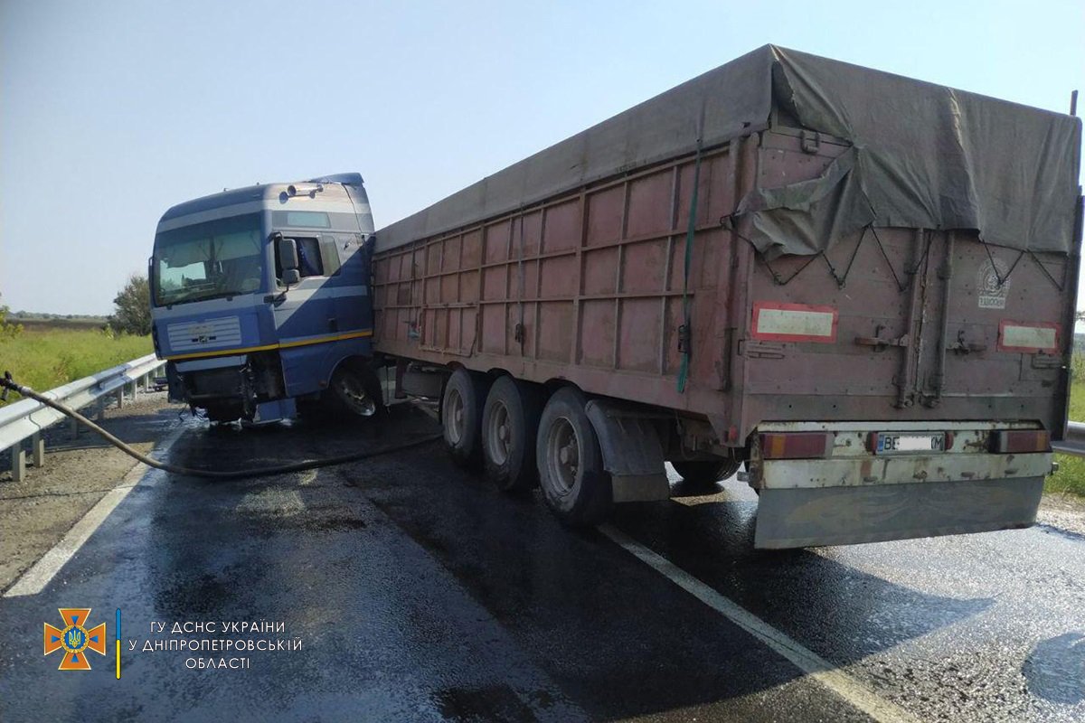 В Днепропетровской области дорогу залило топливом из поврежденного грузовика