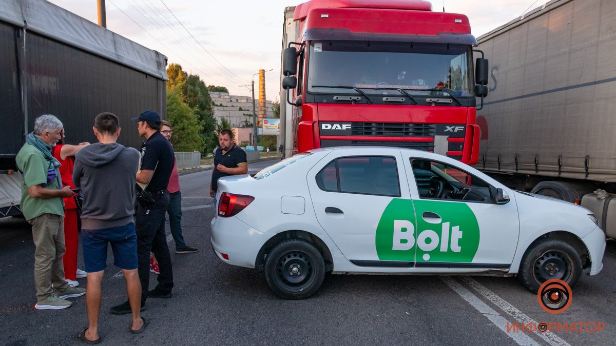 В Днепре на Космической столкнулись фура и Renault службы такси Bolt: образовалась огромная пробка