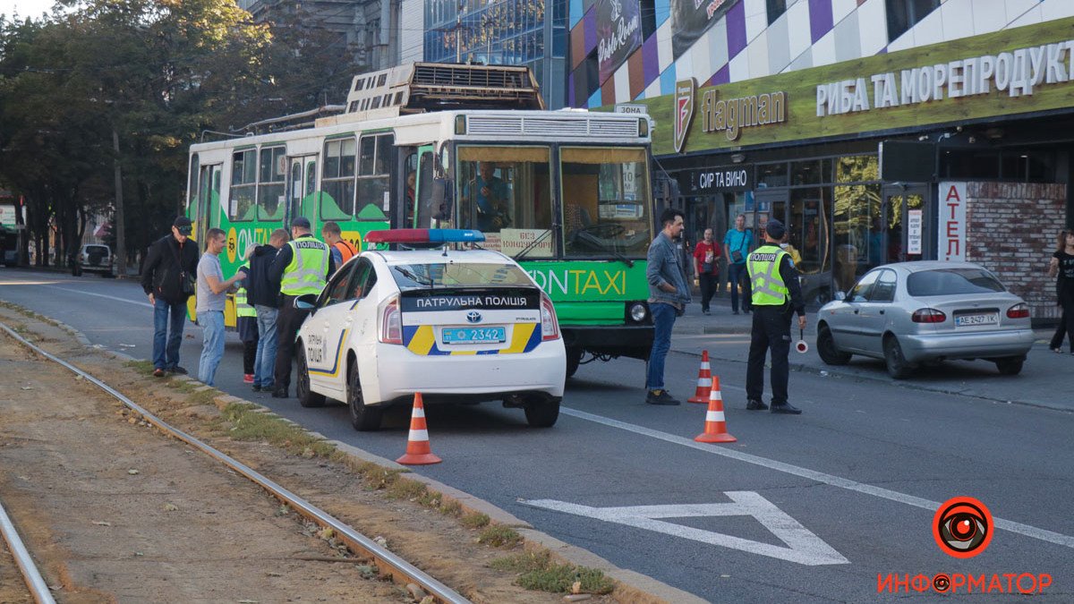В Днепре возле ТЦ "Нагорка" троллейбус сбил женщину