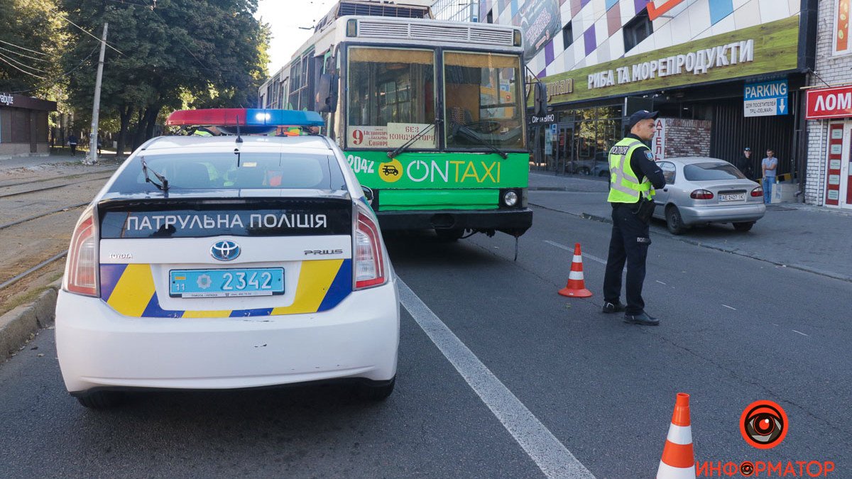 В Днепре возле ТЦ «Нагорка» троллейбус сбил женщину: видео момента аварии