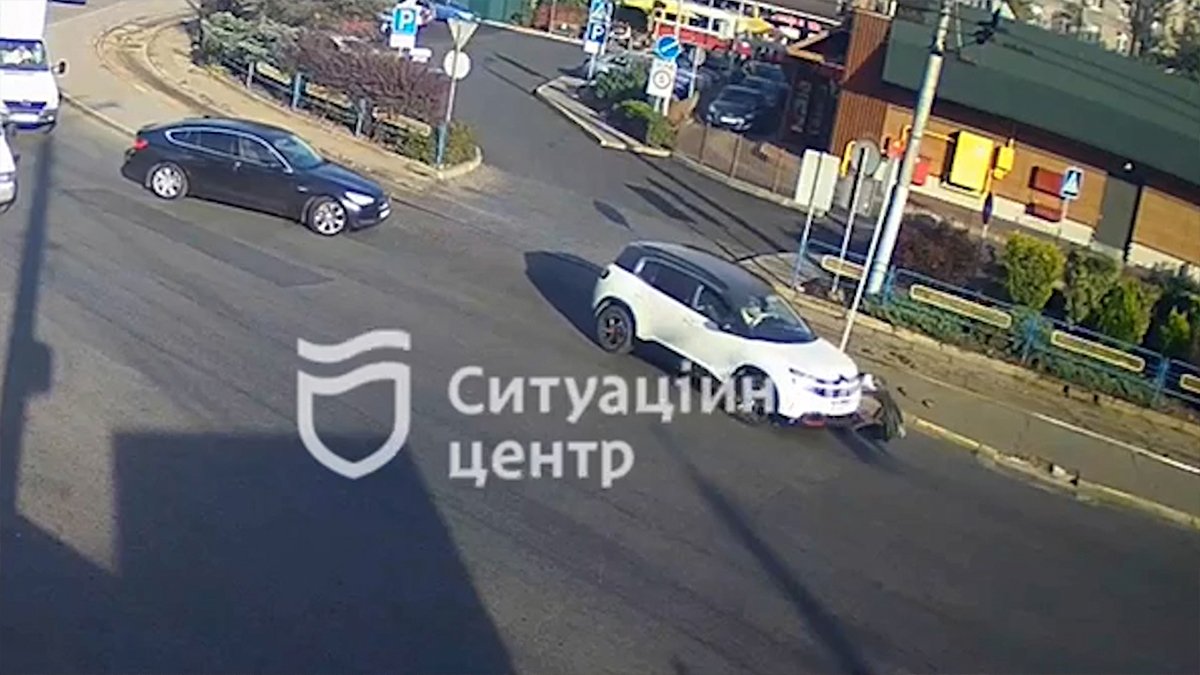 В Днепре на Старомостовой площади женщина попала под колеса Citroen: видео момента