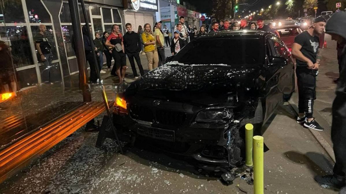 В Кривом Роге водитель BMW влетел в остановку: его друзья избили прохожего