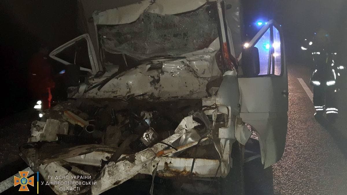 В Днепропетровской области на трассе Mercedes столкнулся с грузовиком: погиб мужчина