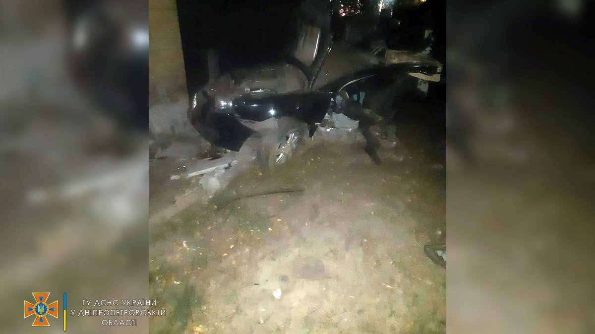 В Днепропетровской области Opel врезался в дерево: погиб 22-летний водитель, пострадал пассажир