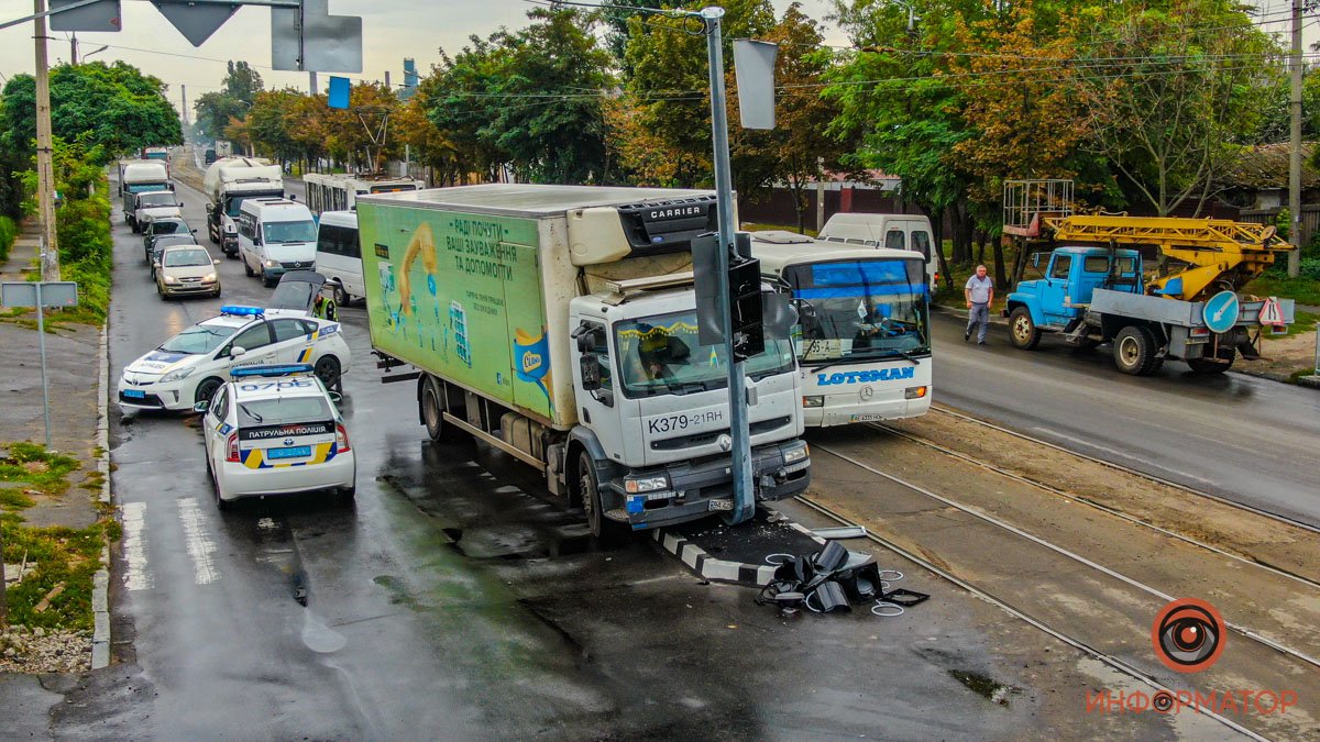 В Днепре на проспекте Свободы грузовик Renault врезался в новый светофор: остановилось движение трамваев