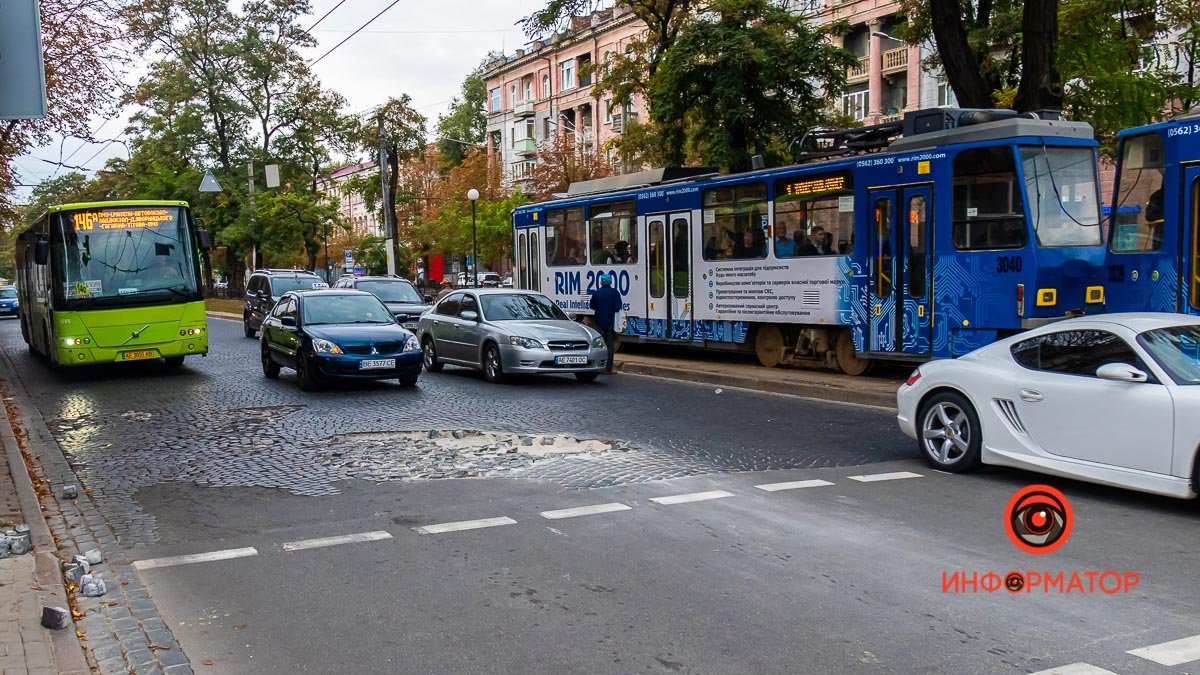 Будьте осторожны: в Днепре на проспекте Яворницкого разрушилась брусчатка