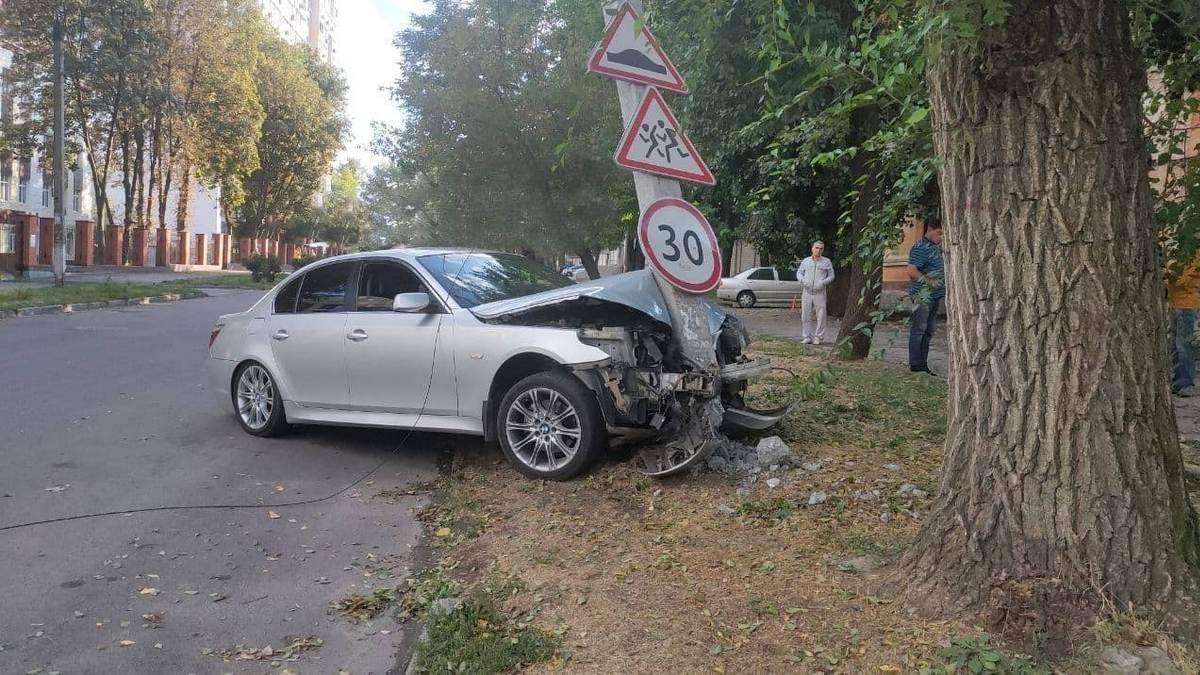 В Днепре возле школы на Кедрина водитель BMW врезался в столб