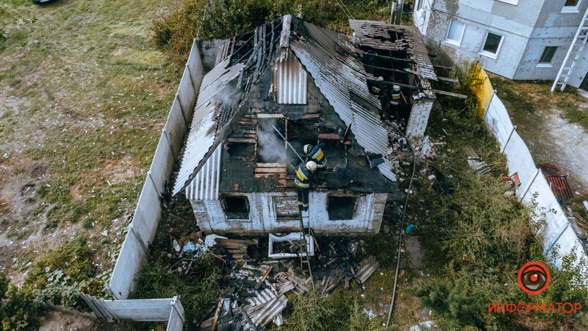 В Днепре на Кемеровской горел заброшенный дом