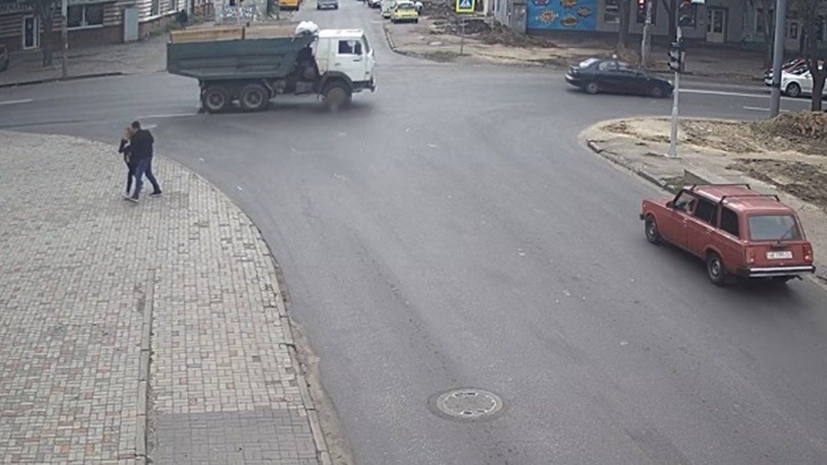 В Днепре на Нигояна грузовик переехал женщину: видео момента