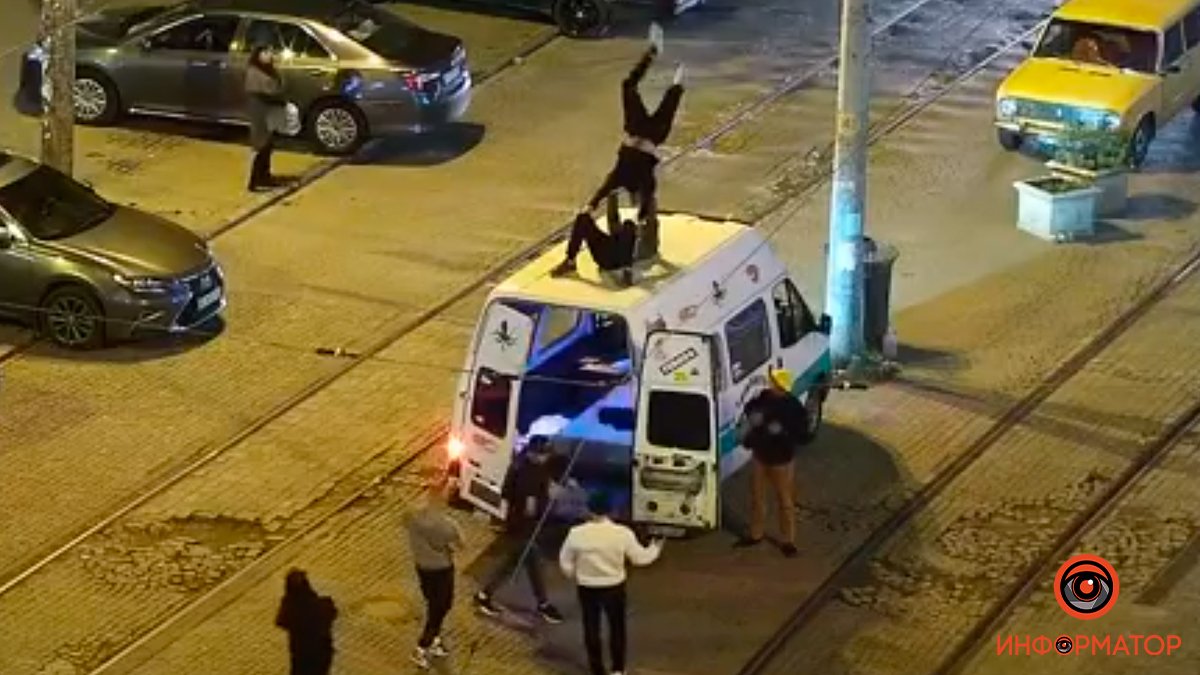 В Днепре на Европейской площади устроили танцы на крыше микроавтобуса: видео