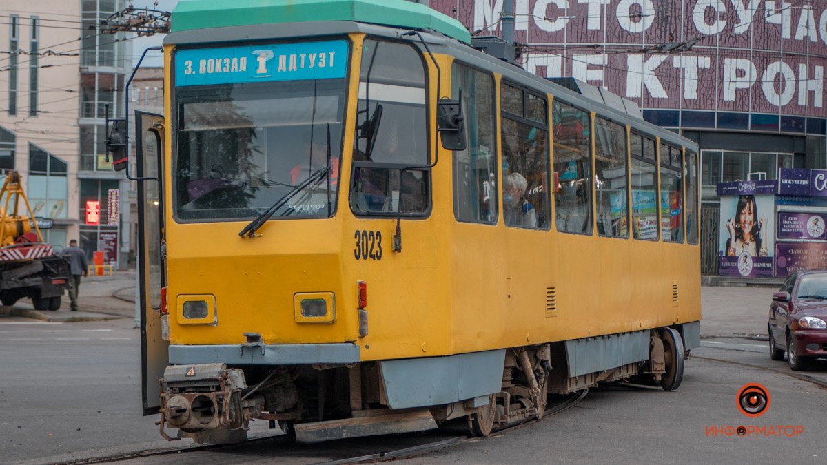 В Днепре на Яворницкого трамвай №1 сошел с рельсов и перекрыл проспект