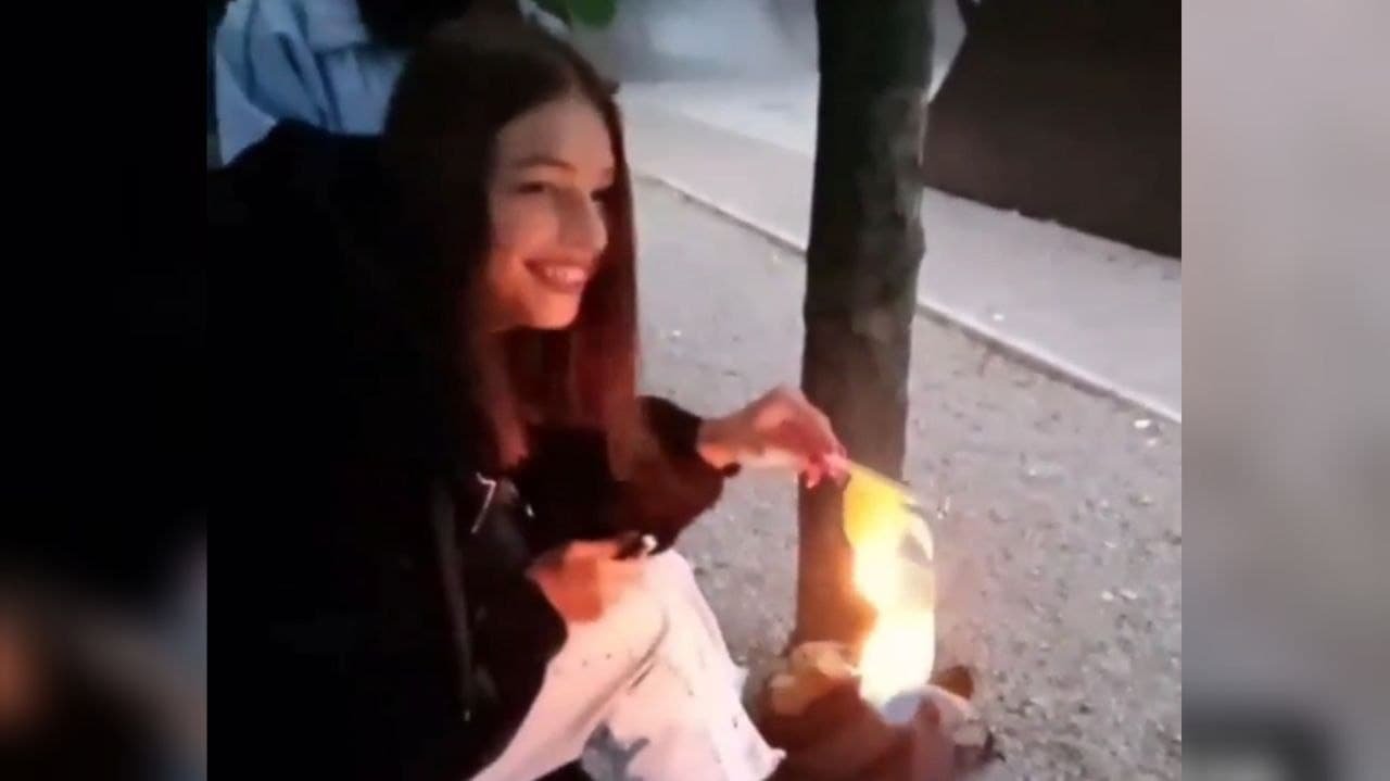 В Каменском девушка сожгла флаг Украины на камеру