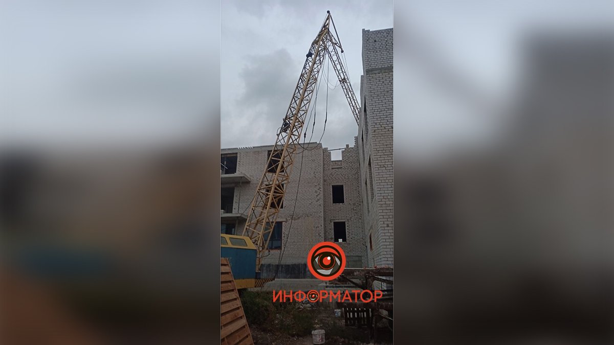 В Днепре на Мандрыковской упала стрела строительного крана: на рабочего вылился бетон