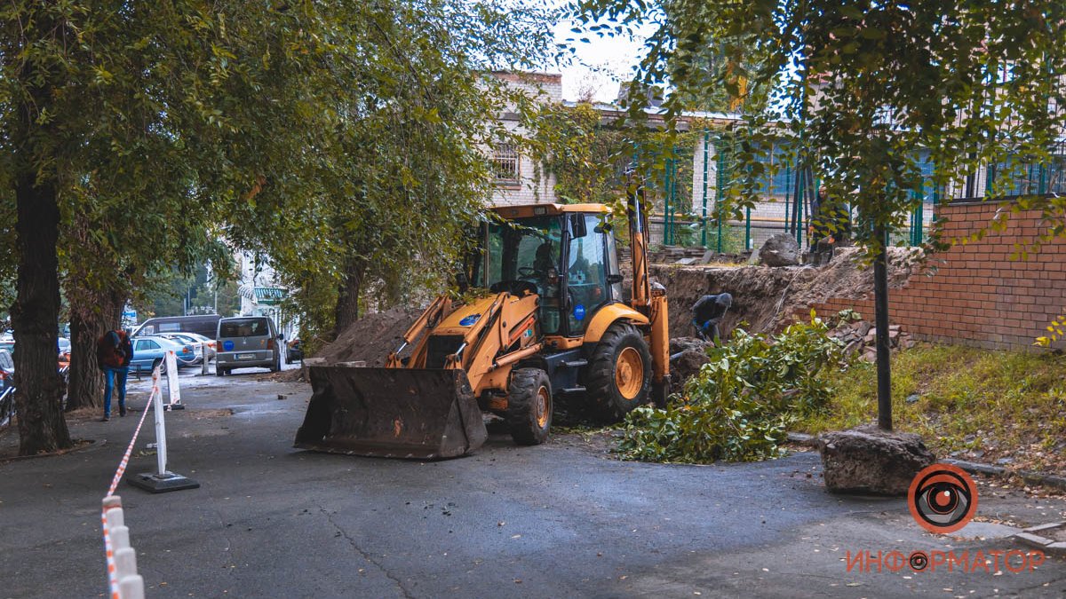 В Днепре на Шевченко возле ЛИТа начали ремонт подпорной стены, которая обвалилась летом