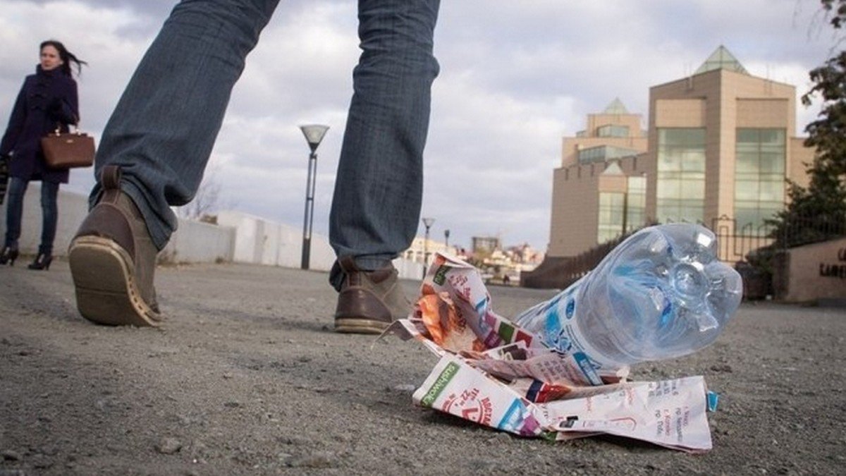В Днепре будут штрафовать тех, кто выкидывает мусор на тротуар