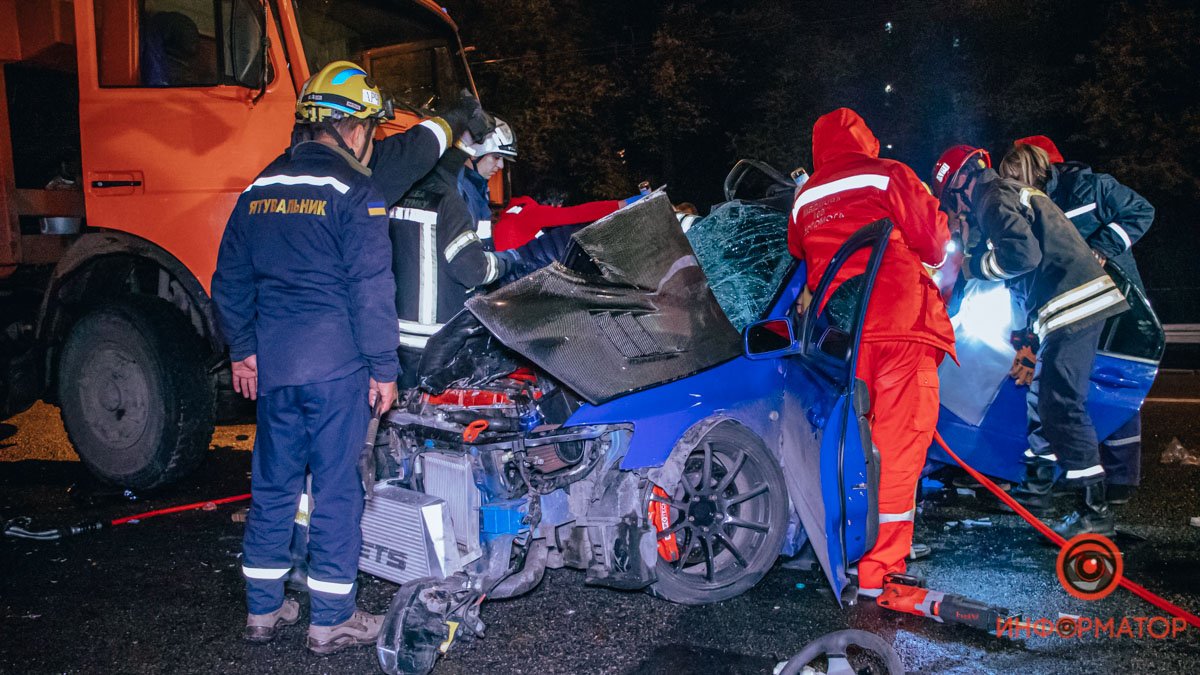 В Днепре на Гагарина столкнулись Mitsubishi и мусоровоз: четверо пострадавших