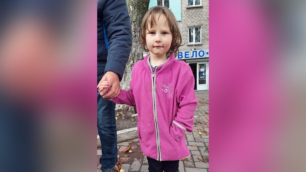 В Каменском 5-летняя девочка гуляла по городу одна: помогите найти родственников