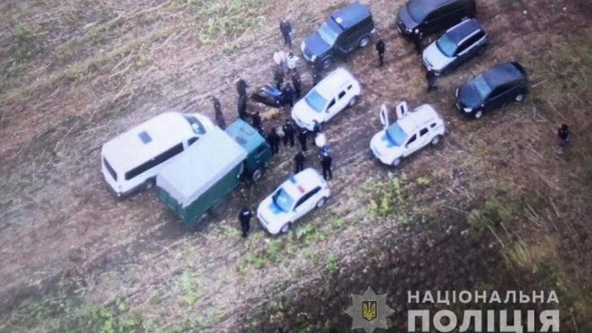 В Днепропетровской области 20 мужчин угрожали фермеру и пытались отобрать урожай подсолнуха