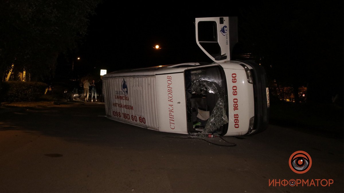 В Днепре на Воронежской Volkswagen врезался в Ford и грузовой Citroen: микроавтобус перевернулся
