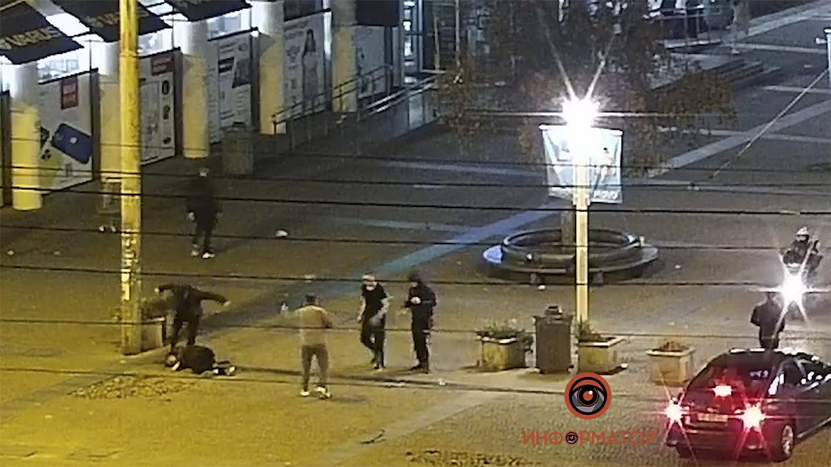 В Днепре на Европейской площади произошла масштабная драка: одному парню разбили голову