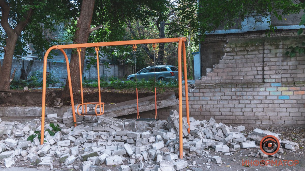 В Днепре на Шевченко кирпичная стена упала на детскую площадку
