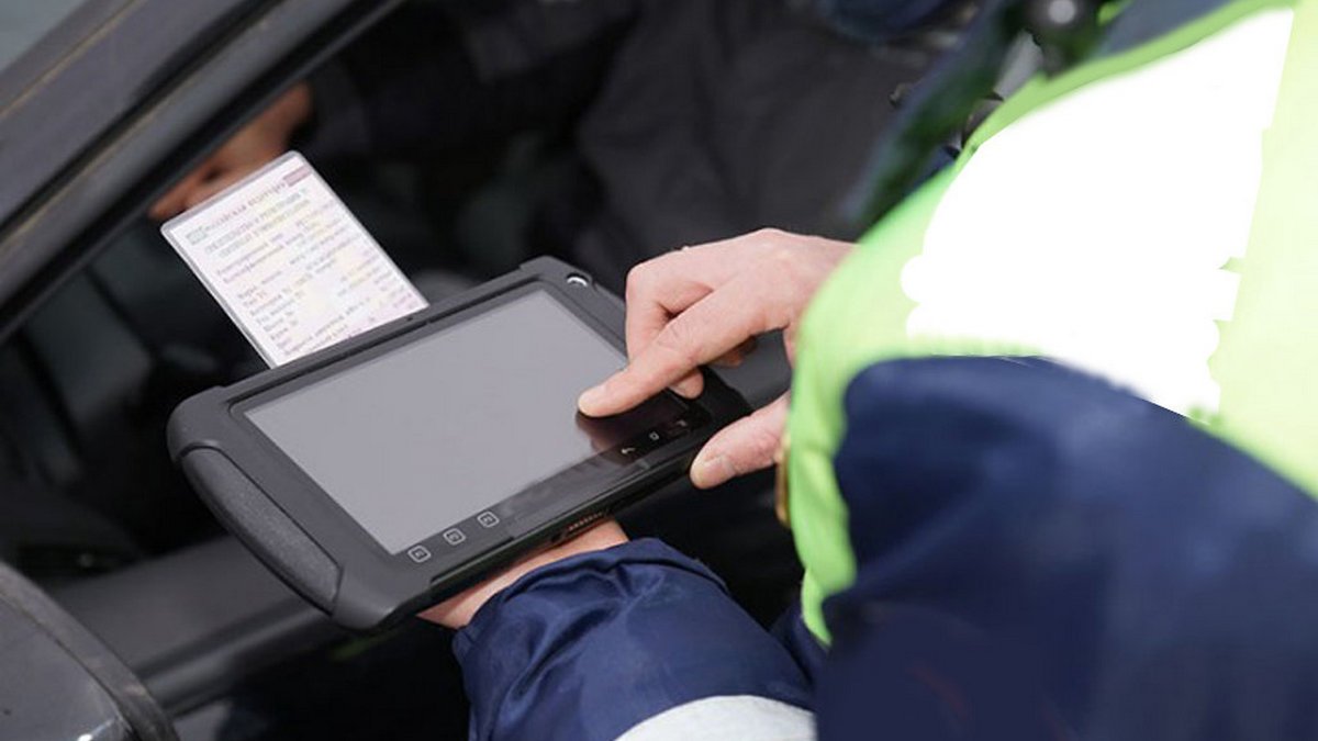 Полицейские будут проверять COVID-сертификаты с помощью планшета