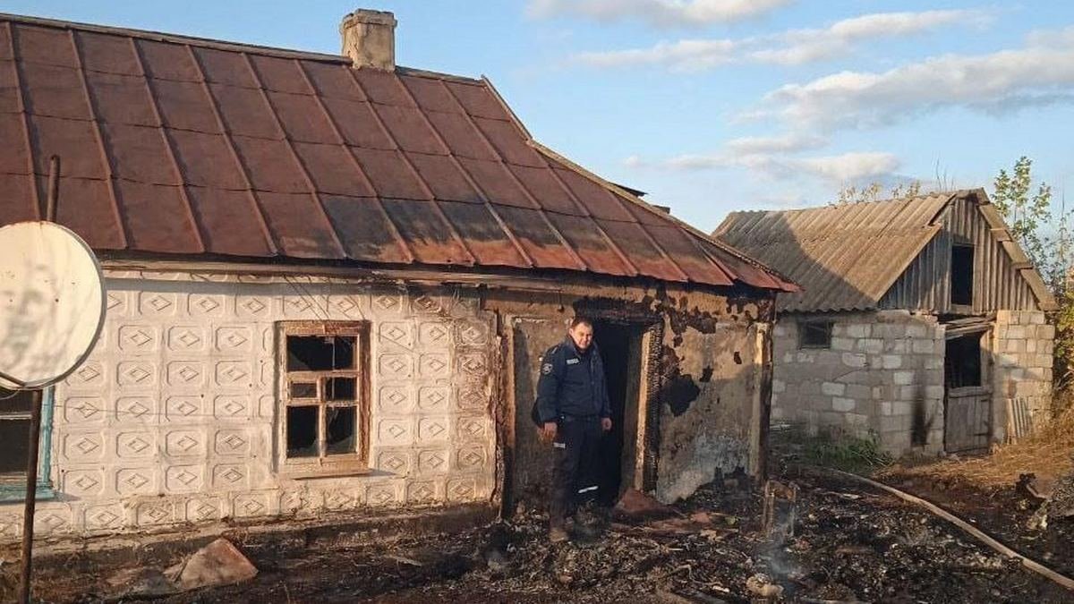 В Днепропетровской области полицейский спас двух людей из горящего дома