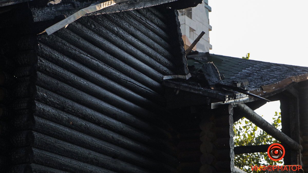 В Днепре на Донецком Шоссе горел деревянный дом