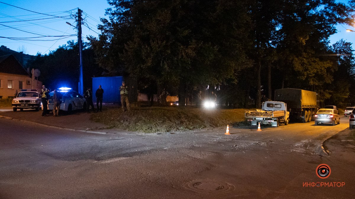 В Днепре на Камчатской столкнулись грузовик и ГАЗ: есть пострадавший