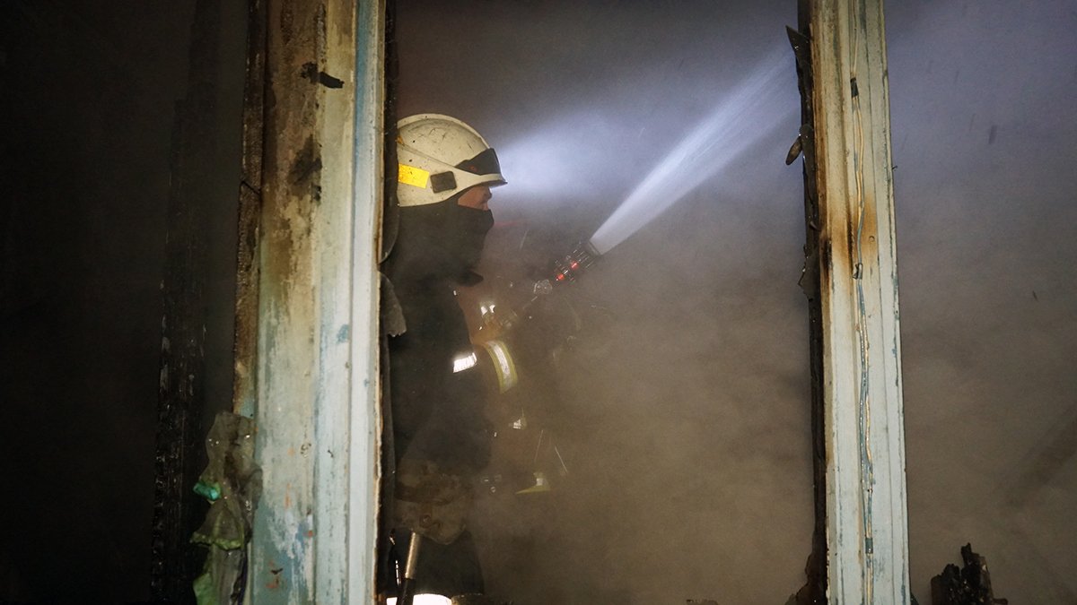 В Днепре на Тополе горела квартира в многоэтажном доме